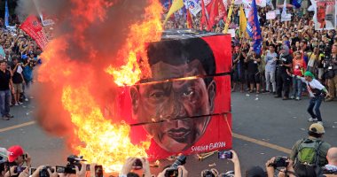 بالصور.. إحياء اليوم الوطنى للاحتجاج بمانيلا بحرق صورة الرئيس الفلبينى