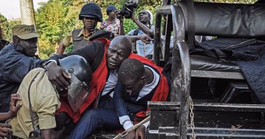 بالصور.. اشتباكات عنيفة فى أوغندا بسبب إلغاء الحد الأدنى لسن الرئاسة 