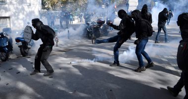 بالصور.. اشتباكات عنيفة بين الشرطة الفرنسية ومحتجين على قانون العمل