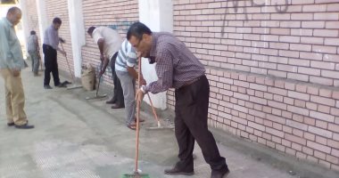 بالصور ..وكيل وزارة تعليم المنيا "مبلط وعامل نظافة" أمام مبنى المديرية   