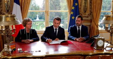 بالصور.. الرئيس الفرنسى ماكرون يوقع على نصوص إصلاح قانون العمل