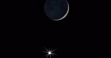 هلال القمر يقترن بالمشترى فى ظاهرة مشاهدة بالعين المجردة بسماء الوطن العربى