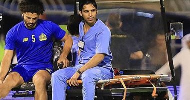 حسام غالى يشاهد تعادل النصر مع الفيحاء 2-2 بالدورى السعودى