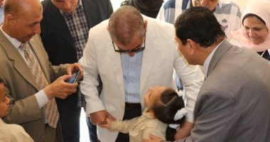 عاملة نظافة تطالب محافظ كفر الشيخ بتعيينها خلال جولته على المدارس