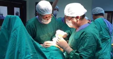 بالفيديو.. وزير الصحة يجرى عملية تغيير مفصل ركبة لمريضة فى مستشفى أرمنت