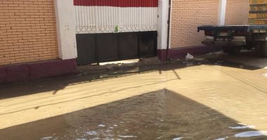 مياه المجارى تغرق شوارع قرية أجهور الكبرى بالقليوبية.. وقارئ: نريد حل جذرى