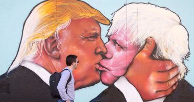 قبلة ساخن بين ترامب ووزير خارجية بريطانيا على جرافيت فى مدينة بريستول