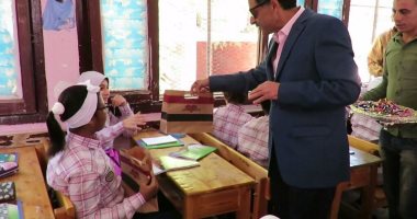 بالفيديو والصور... مدير أمن الإسماعيلية يوزع الهدايا على طالبات المدارس