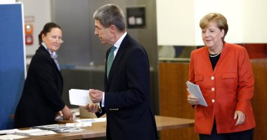 بالصور.. ميركل وزوجها يدليان بصوتيهما فى الانتخابات التشريعية الألمانية