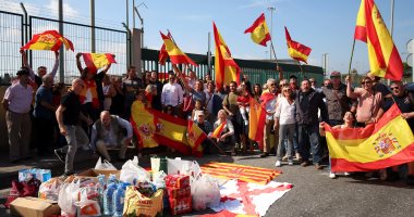 الإسبان يتظاهرون ضد انفصال كتالونيا ويرفعون شعار " دولة واحدة"