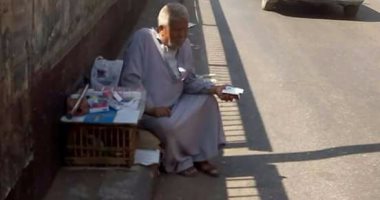 "عم محمد" مريض يواجه ظروف الحياة ببيع المناديل بجانب كوبرى المنيب