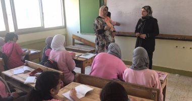 بالصور.. وكيلة تعليم بنى سويف تشدد على تحية العلم خلال تفقدها المدارس