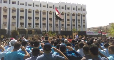 طلاب جامعة الأزهر يؤدون تحية العلم ويرددون تحيا مصر