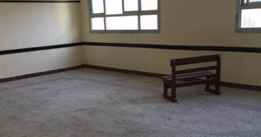 مدرسة قرية البنوان بالمحلة الكبرى بدون مقاعد فى أول أيام الدراسة