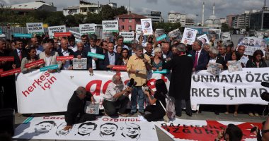 بالصور.. مظاهرات فى تركيا ضد محاكمة 17 عاملا بصحيفة "جمهوريت"