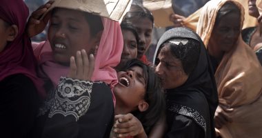بالصور.. مسلمو الروهينجا يصطفون للحصول على المساعدات الإنسانية فى بنجلادش