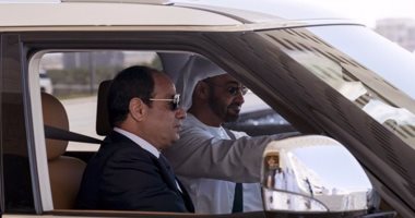 لقطة اليوم.. محمد بن زايد يقود سيارته بصحبة الرئيس السيسي فى جولة بأبوظبى