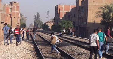 بالصور .. مواطنون يشكون غياب كوبري مشاة في قنا يحمي أطفالهم من القطار