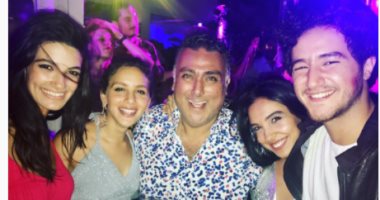 السيناريست تامر حبيب من مهرجان الجونة ينشر صورة له مع "ثلاث بنات ومالك"