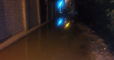 مياه الصرف تغرق شارع الحنفية بالهانوفيل فى الإسكندرية.. وقارئ: تسربت للكهرباء