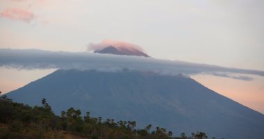 بالصور.. نشاط بركان جزيرة بالى الإندونيسية يتسبب فى هروب 75 ألف شخص