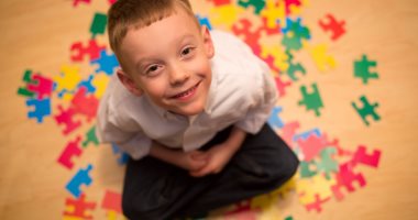 أعراض مرض التوحد ونصائح للتعامل مع الأطفال المصابين