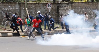 بالصور.. الشرطة الكينية تطلق الغاز المسيل للدموع والهراوات لتفريق محتجين