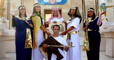 القرية الفرعونية تحتفل باليوم العالمى للسياحة بتتويج ملكات الجمال