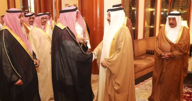 ضربة خليجية جديدة لتميم.. ملك البحرين يستقبل شيخ قبيلة "آل مرة" القطرية