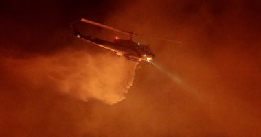 بالصور.. فرق الإطفاء تواصل إخماد حرائق الغابات فى ولاية كاليفورنيا