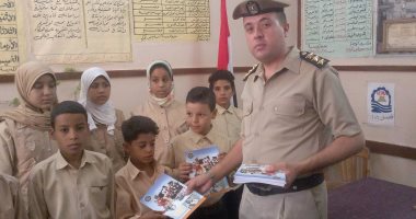 بالصور.. حقوق الإنسان بمركز شرطة فرشوط توزع أدوات مدرسية على الطلاب بـ6 مدارس