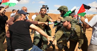 جنود الاحتلال الإسرائيلى يلتقطون صورا لهم أثناء تنكيلهم بأسيرين شقيقين