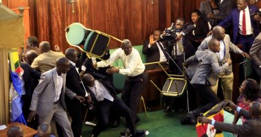 لليوم التانى على التوالى..بالصور..اشتباكات بالأيدى داخل البرلمان الأوغندى