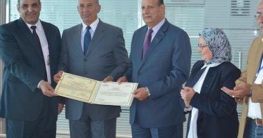 محافظ البحر الأحمر يشهد تسليم شهادة ترخيص مطار الغردقة الدولى