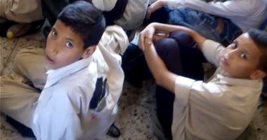 بالفيديو.. تلاميذ مدرسة زاوية النجار بالقليوبية بدون مقاعد ويفترشون أرض الفصل