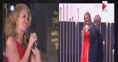 بالفيديو.. يسرا: أغنى "3 دقات" من إنتاج نجيب ساويرس فى ختام مهرجان الجونة