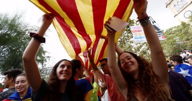 بالصور..مظاهرات مطالبة بالاستقلال واجتماعات الأمن لبحث تأمين الاستفتاء فى كتالونيا