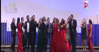 بالفيديو.. وصلة رقص على نغمات أغنية 3 دقات ليسرا فى ختام مهرجان الجونة