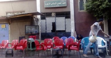 بالفيديو.. مقاهى وأكشاك عشوائية بمدخل معهد أزهرى فى منشأة القناطر بالجيزة