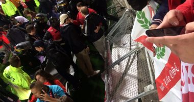 بالصور.. إصابة 26 شخصاً إثر سقوط حاجز بالمدرجات أثناء مباراة فريقى ليل وأميان بفرنسا
