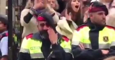 بالفيديو.. بكاء ضباط شرطة بكتالونيا أثناء حمايته للمتظاهرين خلال الاستفتاء
