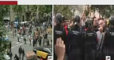تجدد الاشتباكات بين الشرطة والناخبين أمام مراكز الاقتراع فى كتالونيا