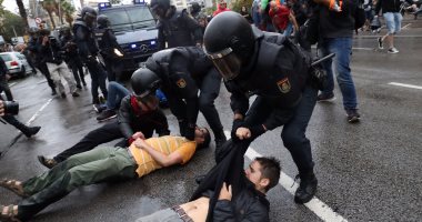 بالفيديو والصور.. سحل وضرب المشاركين فى استفتاء كتالونيا 