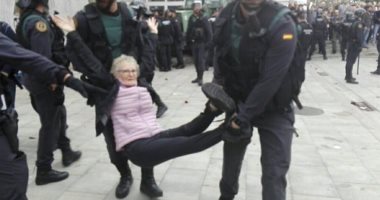بالفيديو.. لحظة هجوم الشرطة الإسبانية على مراكز الاقتراع بكتالونيا