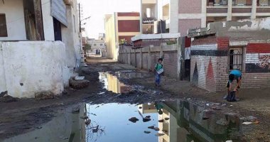 بالصور..معاناة طلاب مدرسة الكفر الشرقي من طفح مياه الصرف الصحي بكفر الشيخ