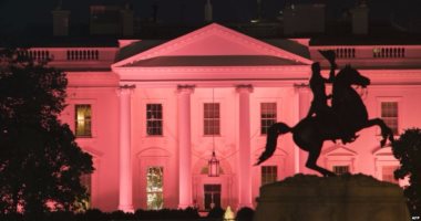 إضاءة البيت الأبيض باللون الوردى كرمز للتوعية بسرطان الثدى