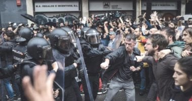 محتجون من أجل استقلال كاتالونيا يغلقون طريقا رئيسيا بين إسبانيا وفرنسا