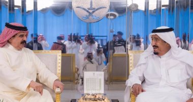 خادم الحرمين وملك البحرين يبحثان فى جدة مواجهة إرهاب قطر