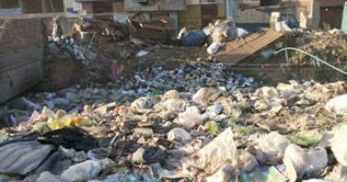 بالصور.. القمامة تحاصر أهالى شارع الخمسين بالنزهة