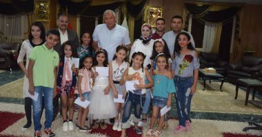 بالصور..محافظ الوادى الجديد يكرم ملكات جمال البلح ضمن احتفالات العيد القومى